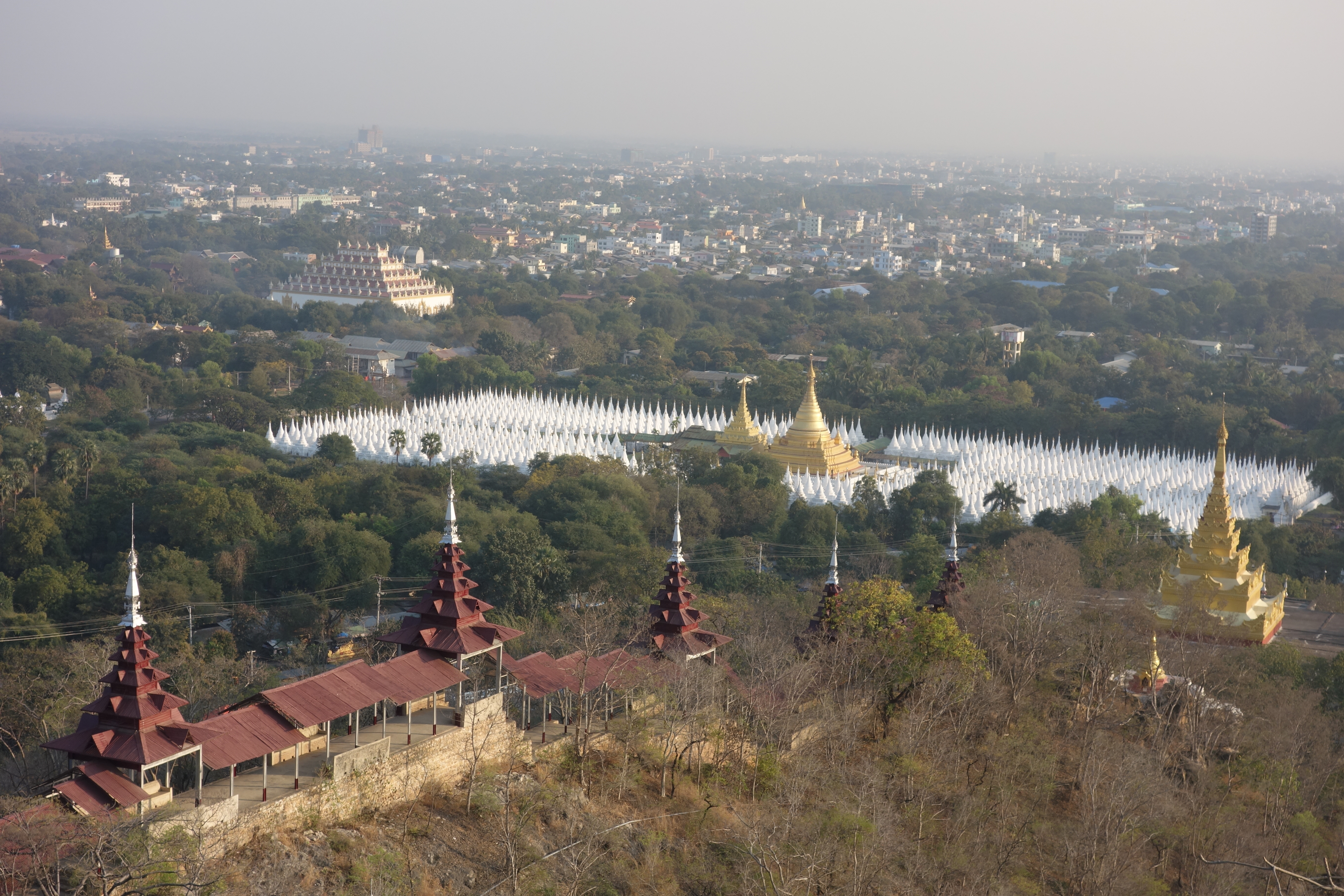 Vue au couché du soleil sur la Colline de Mandalay celle ou Bouddha est venu monter photo blog voyage tour du monde https://yoytourdumonde.fr